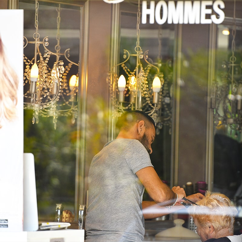 Le coiffeur en plein travail
